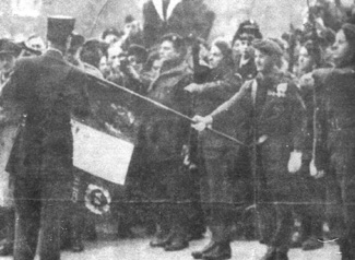 Gal de Gaulle awards the SAS flag with medal of Liberation "Compagnon"